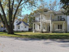 Una donna trova un’enorme casa abbandonata a Cleveland e poi vede qualcosa davanti alla porta