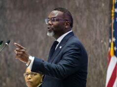 Il sindaco di Chicago promette di perseguire penalmente i funzionari dell’immigrazione