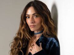 Sara Shahi ha detto che suo padre le ha puntato una pistola alla testa quando aveva 6 anni