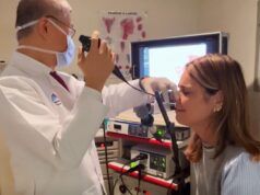 La conduttrice di “Oggi” Savannah Guthrie piange dopo aver sentito una nuova voce dopo l’intervento chirurgico