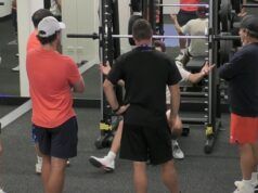 Alex de Minaur chiacchiera animatamente con la squadra dopo il video della sconfitta di Carlos Alcaraz; Commento di Todd Woodbridge, Analisi del Grande Slam