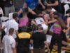 Le panchine si sono liberate quando sette giocatori sono stati espulsi nel video della rissa tra Adelaide 36ers e Brisbane Bullets
