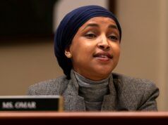 Omar si avvicina al municipio e spruzza una sostanza sconosciuta