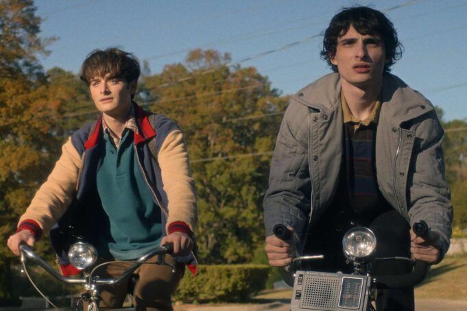 stranger-things-s5-noah-schnapp-finn-wolfhard-2-010626-a21576b978a74db7ba1918a6859bdf35.jpg