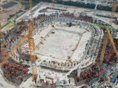 Lo straordinario stadio di calcio da 100.000 posti lasciato a marcire dopo che il suo progetto da 1,2 miliardi di sterline è stato demolito