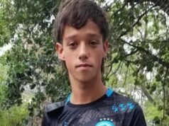 Il calciatore ventenne muore tragicamente in un terribile incidente stradale mentre sono in corso le indagini