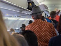 Queste cuffie mi hanno aiutato a dormire bene durante un volo di nove ore e ora costano £ 20 di sconto