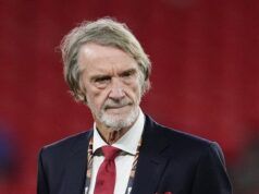 Sir Jim Ratcliffe dice “scusa” per la “scelta della lingua” mentre rilascia una dichiarazione di 110 parole