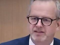 Un politico definisce il governo “insensato” e dice che “non dovremmo comportarci come il Tottenham”