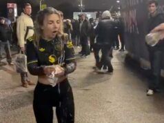 Tifoso adulto del Manchester United inzuppato di birra dopo aver insultato il West Ham fuori dallo stadio