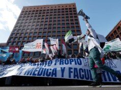 Migliaia di medici chiedono le dimissioni di Mónica García e avvertono di scioperi che dureranno settimane