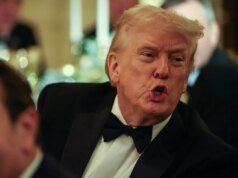 I servizi segreti uccidono un uomo che è entrato nella residenza di Trump in Florida con una pistola