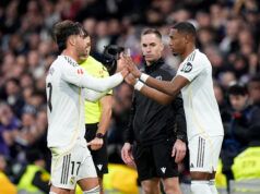 Il difensore del Real Madrid Raul Asencio evita un grave infortunio