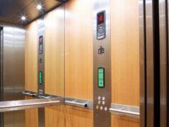 Donna in attesa del sollevamento lento – non pronta per l’apertura: “lo sta perdendo”