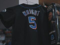 Mr. Throwback nel negozio di abbigliamento sportivo ha qualcosa per tutti