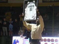 L’ex attaccante dell’UNC e giocatore NBA Drake Powell ha ritirato la sua maglia dalla sua alma mater, Northwood HS