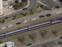 Un treno passeggeri si schianta sui binari a Durham, uccidendo un uomo