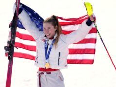 La star dello sci statunitense Mikaela Shiffrin vince lo slalom e rompe il digiuno di medaglie olimpiche durato 8 anni
