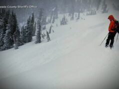 6 sciatori alpini salvati, 8 morti, 1 disperso dopo una valanga vicino al Donner Pass nella Sierra Nevada, California: funzionari