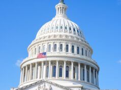 L’uomo che impugna un fucile e corre verso il Campidoglio degli Stati Uniti è stato identificato come Carter Camacho di Smirne, Georgia