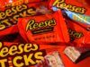 Il nipote dell’inventore delle tazze di burro di arachidi di Reese accusa Hershey di prendere scorciatoie