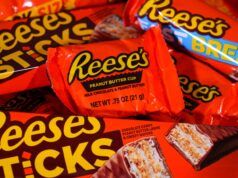 Il nipote dell’inventore delle tazze di burro di arachidi di Reese accusa Hershey di prendere scorciatoie