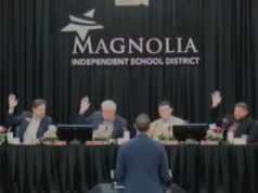 Il consiglio del distretto scolastico dell’area di Houston vota per approvare il tempo di preghiera quotidiano secondo la nuova legge del Texas