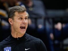 Il numero 3 Duke ha battuto il numero 1 del Michigan 68-63 mentre le prime due squadre nel sondaggio AP sono cadute lo stesso giorno