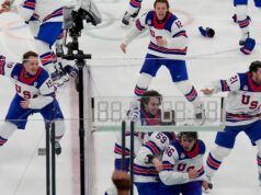 Gli Stati Uniti hanno battuto il Canada 2-1 ai tempi supplementari e hanno vinto il loro primo titolo di hockey maschile alle Olimpiadi dal 1980.