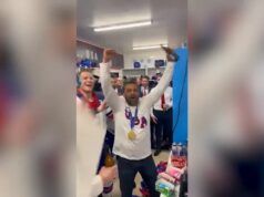 Il direttore dell’FBI Kash Patel si unisce alla squadra di hockey maschile degli Stati Uniti negli spogliatoi per celebrare la medaglia d’oro olimpica