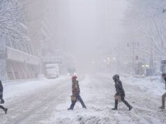 Bufera di neve a New York: una potente tempesta invernale si abbatte sugli Stati Uniti, causando migliaia di cancellazioni di voli a causa della neve e del vento