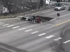 Il video mostra una buca che ingoia 2 auto al semaforo a Omaha, Nebraska