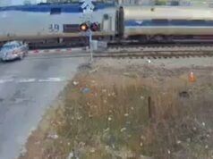 Un uomo di Rocky Mountain ha accusato dopo essersi schiantato contro un treno Amtrak dopo aver camminato con il braccio incrociato