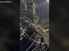 Filo di recinzione aggrovigliato in un autolavaggio rotante nella Carolina del Nord