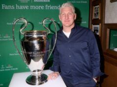 La maggior parte degli appassionati di sport fa amicizia attraverso i “fandom” mentre l’ex stella del Manchester United fa sorprese al pub