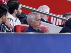 Jose Mourinho si siede in tribuna dopo il caos del cartellino rosso mentre i fan dicono che sta “facendo un Wenger”