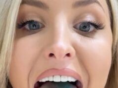 Emma Louise Jones sorprende i suoi fan con la sua lingua dopo una foto audace nel bagno di un aereo