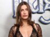 Il look della prima di Cime Tempestose di Hailey Bieber