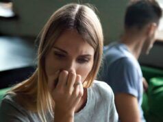 Donna entusiasta della proposta – finché una parola non cambia tutto: “dolore”