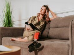 Donna con protesi della gamba al lavoro: non preparata alle domande “selvagge” di sconosciuti