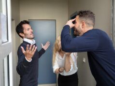 Un uomo dorme fino a tardi: scioccato quando il vicino dice che gli sta “rovinando la vita”