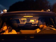 Una donna chiede al fidanzato di guardare un film: non è pronta dopo il suo “crollo”