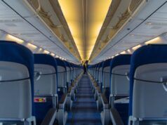 Coppia sull’aereo impreparata al motivo per cui l’assistente di volo è visibilmente turbata