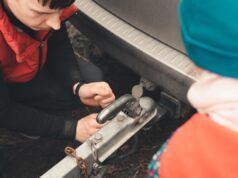 Donna in procinto di rimorchiare l’auto: il suo shock da fuga “selvaggia”.