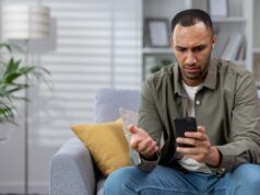 Uomo indignato per l’incidente con le cuffie in aeroporto: ‘Mi fa impazzire’