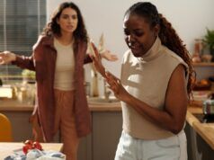 Una donna sostiene la causa del rimprovero del personale del ristorante “terrorizzato”: “Gaslit”