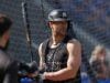 Yankees DH Giancarlo Stanton pronto a battere, non riesce ad aprire il sacchetto di patatine