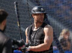 Yankees DH Giancarlo Stanton pronto a battere, non riesce ad aprire il sacchetto di patatine