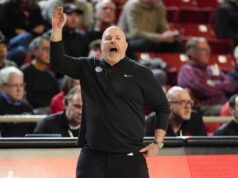 Il numero 18 di Saint Louis cerca di aggiustare il gioco nel Rhode Island