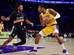 La guardia degli Spurs Stephon Castle lascia la partita con un infortunio al bacino